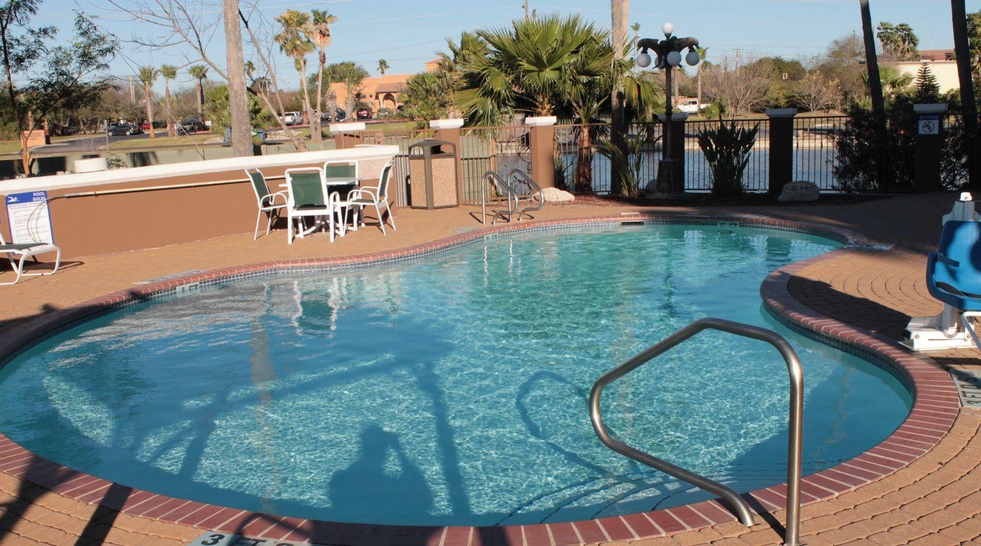 Holiday Inn Express Hotel And Suites Brownsville By Ihg Exterior foto